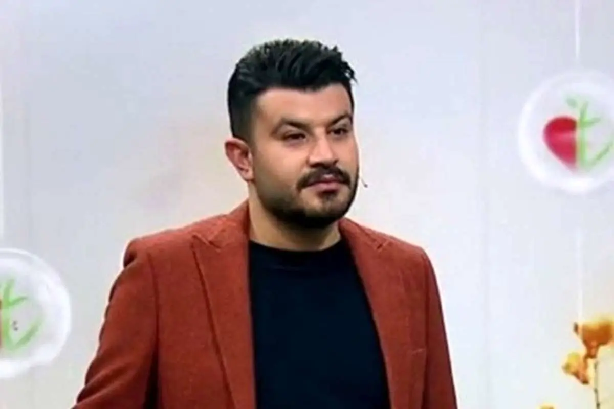 (ویدئو) افتادن مجری شبکه ۳ از روی صندلی در برنامه زنده!
