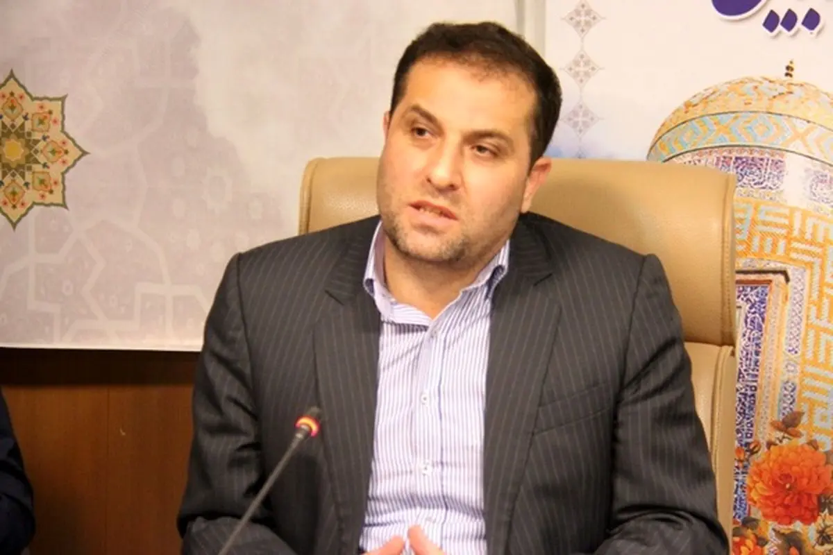 نماینده مجلس: با دلار۴۰ هزار تومانی روز به روز پول مردم دود می‌شود