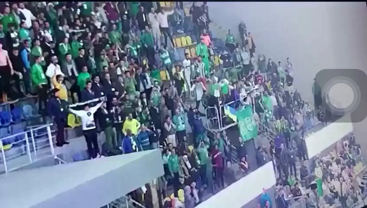 (ویدئو) ریزش وحشتناک سکوی تماشاگران در بازی بسکتبال