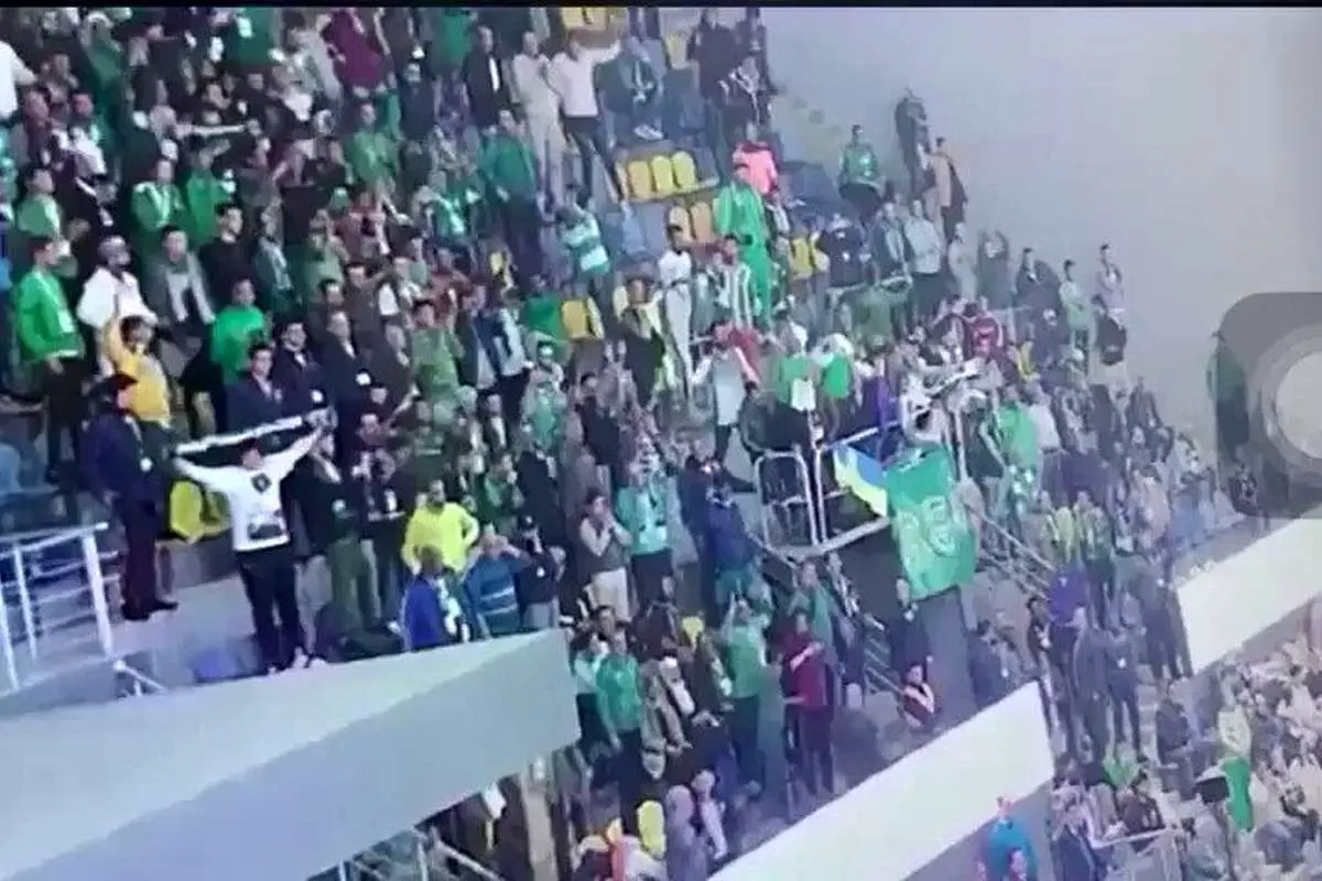 (ویدئو) ریزش وحشتناک سکوی تماشاگران در بازی بسکتبال
