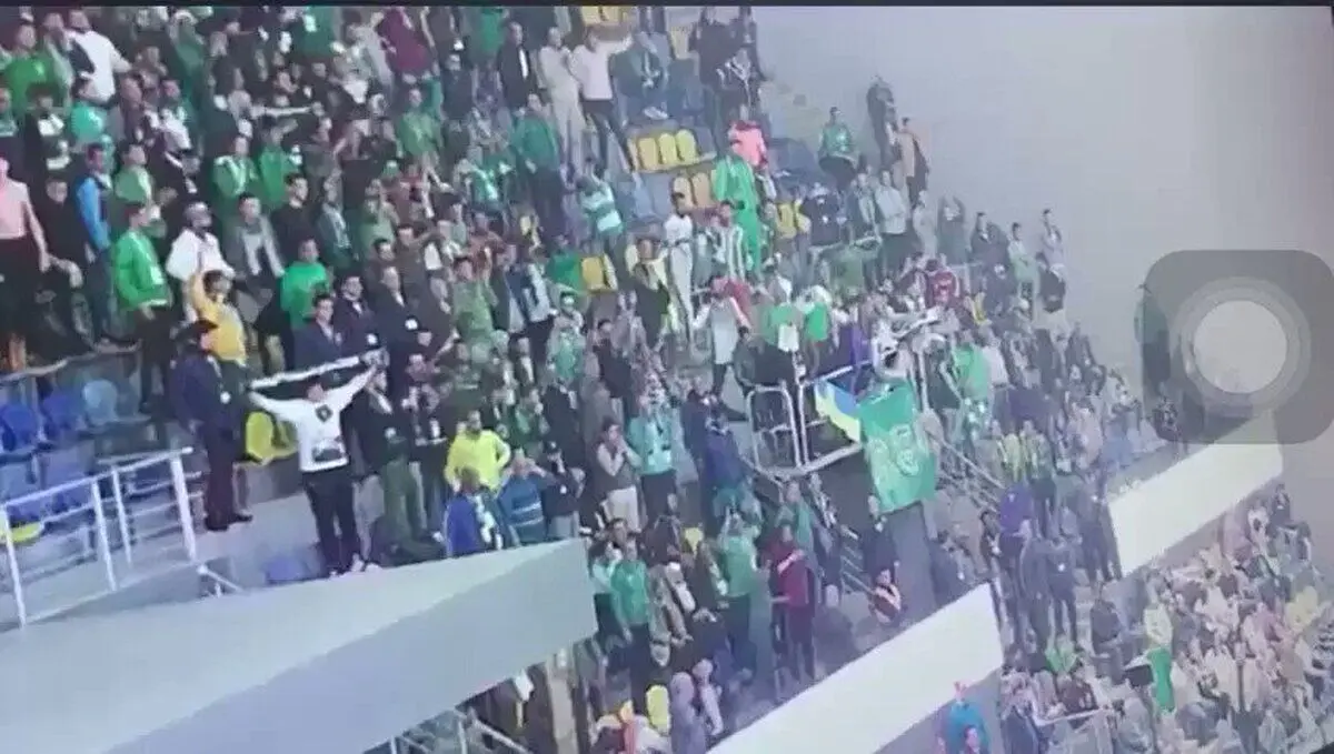 (ویدئو) ریزش وحشتناک سکوی تماشاگران در بازی بسکتبال