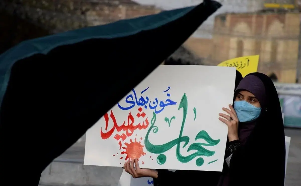 تجمع خاصِ زنان در قم با پلاکارد «زن، زندگی...»