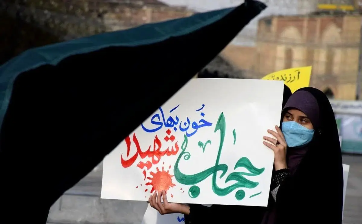 تجمع خاصِ زنان در قم با پلاکارد «زن، زندگی...»