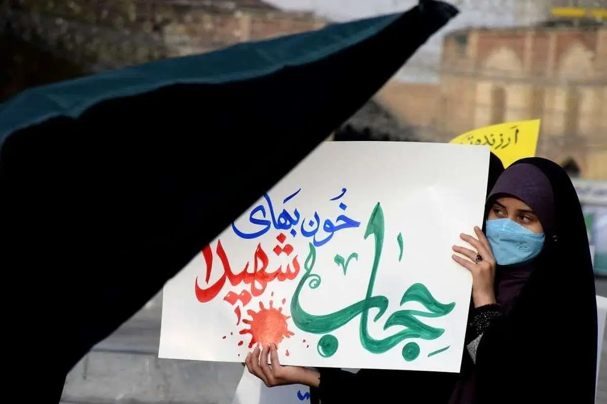 تجمع خاصِ زنان در قم با پلاکارد «زن، زندگی...»