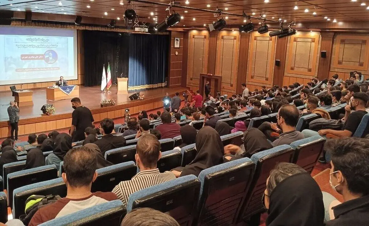 (ویدئو) بغض یک دانشجو مقابل یک نماینده مجلس؛ من نامردم اگر...!