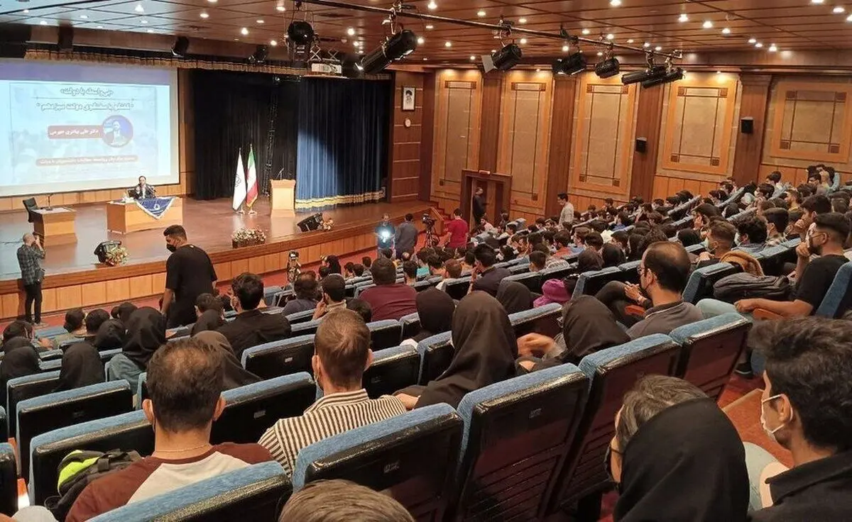 (ویدئو) بغض یک دانشجو مقابل یک نماینده مجلس؛ من نامردم اگر...!