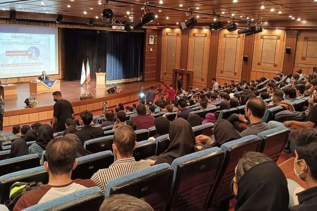 (ویدئو) بغض یک دانشجو مقابل یک نماینده مجلس؛ من نامردم اگر...!