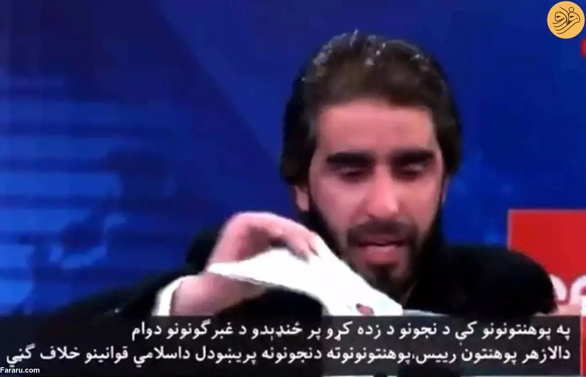 (ویدئو) استاد دانشگاه مدارک تحصیلی خود را در برنامه زنده پاره کرد