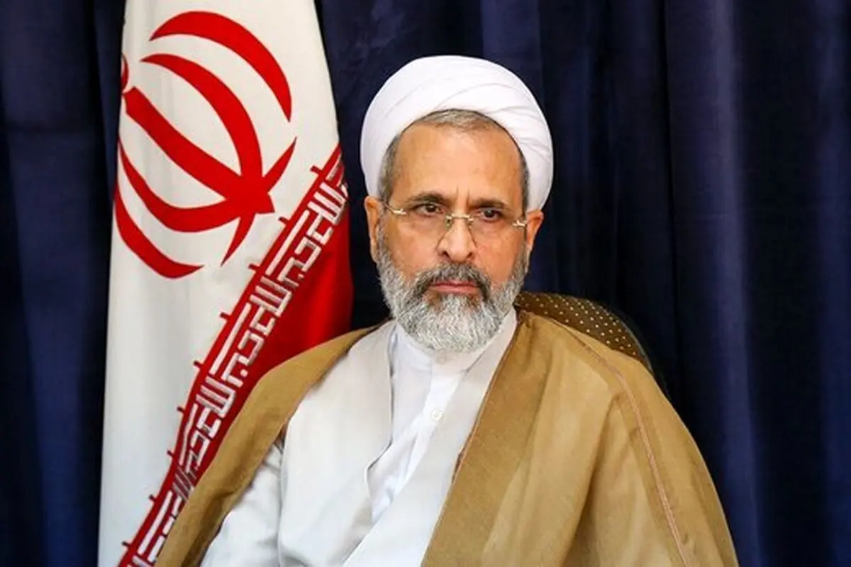 امام جمعه قم: همه پای انقلاب ایستاده‌اند جز اندکی فریب خورده