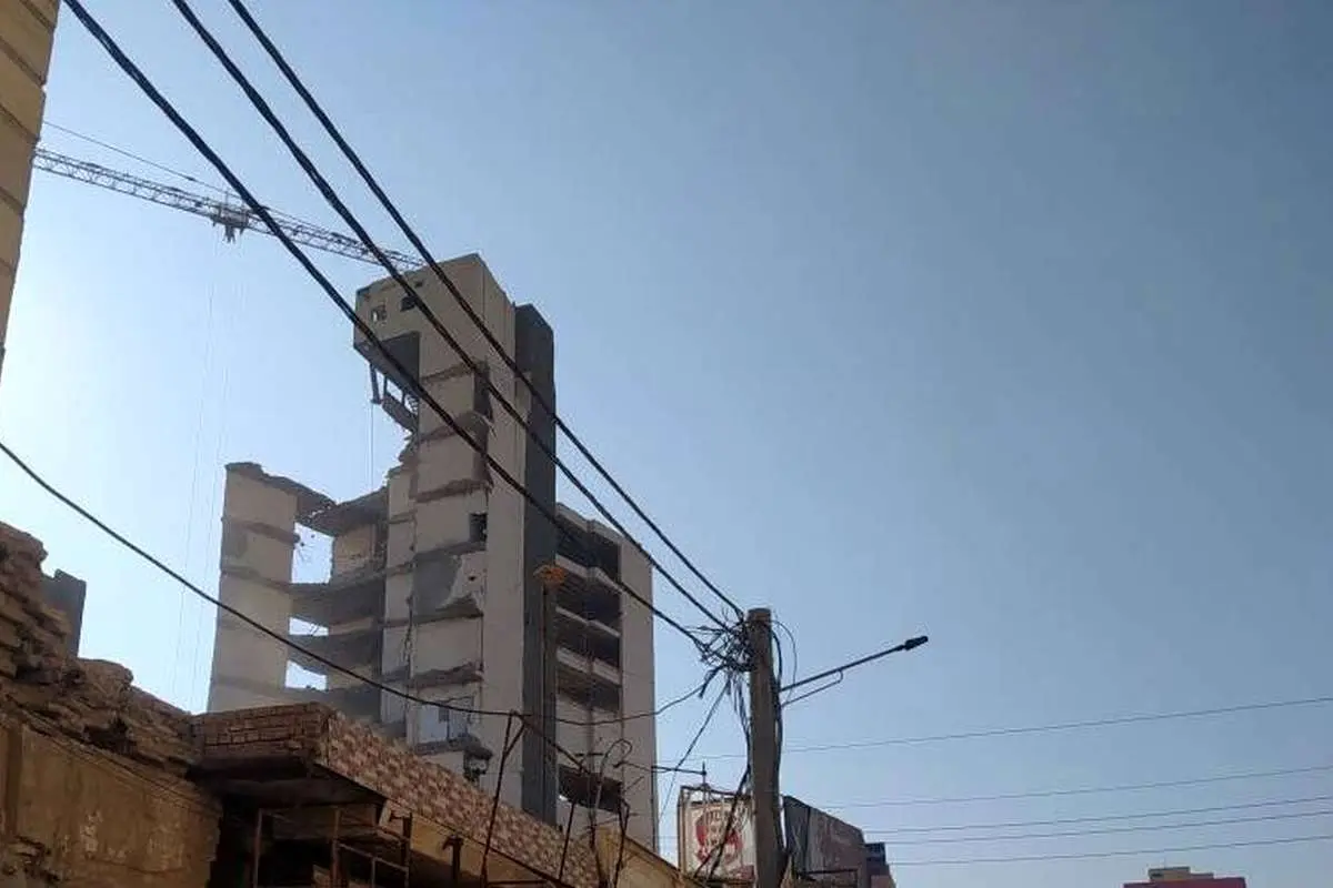 مرحله پایانی تخریب سازه متروپل آبادان آغاز شد