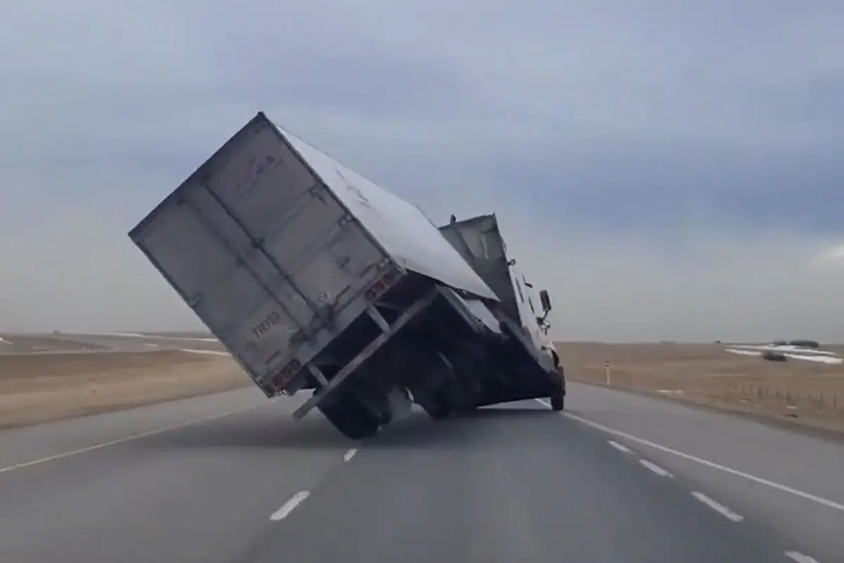 (ویدئو) واژگونی عجیب یک کامیون بر اثر ورزش باد!
