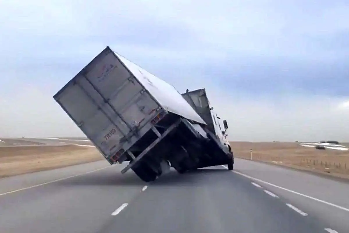 (ویدئو) واژگونی عجیب یک کامیون بر اثر ورزش باد!