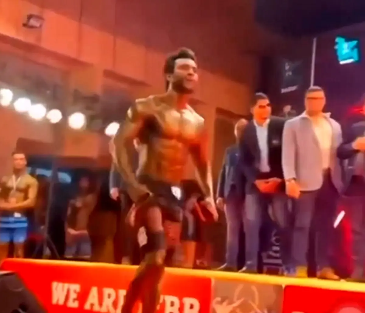 (ویدئو) ورزشکاری که جنبه باخت نداشت؛ لگد زدن به جایزه دوم روی صحنه!