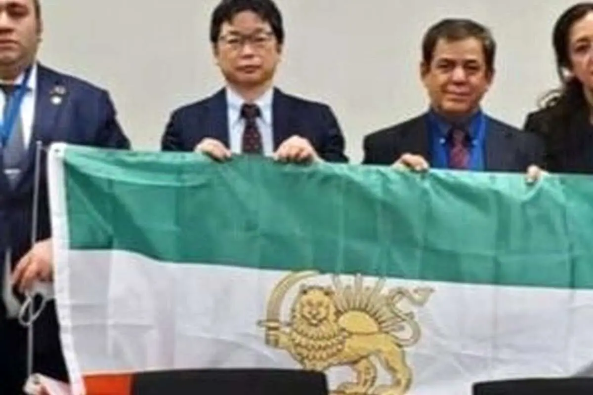 (تصویر) اقدام تنش‌آفرین عضو پارلمان ژاپن؛ عکس گرفتن با پرچم شیر و خورشید