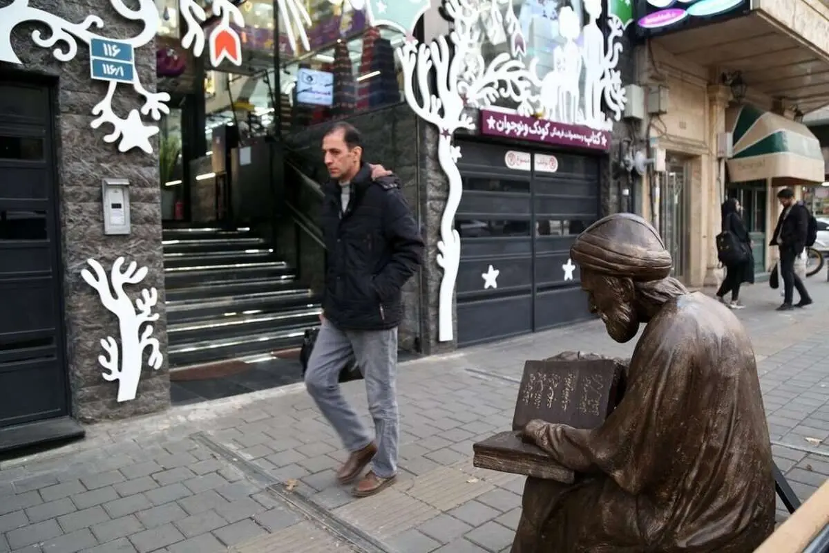 با مفاخر ایران در قلب تهران عکس یادگاری بگیرید