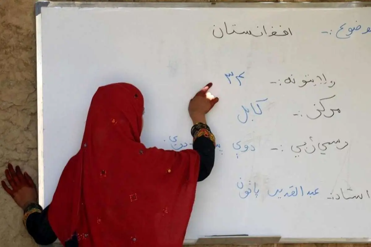 (تصاویر) آموزش خواندن و نوشتن به کودکان یک روستا توسط جوان افغان