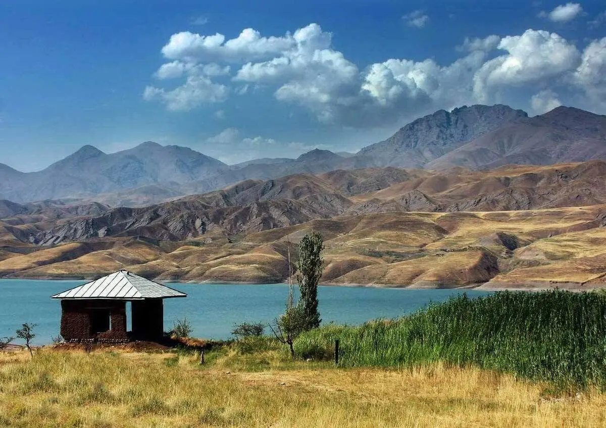 نمایی از طلوع آفتاب بر دریاچه طالقان