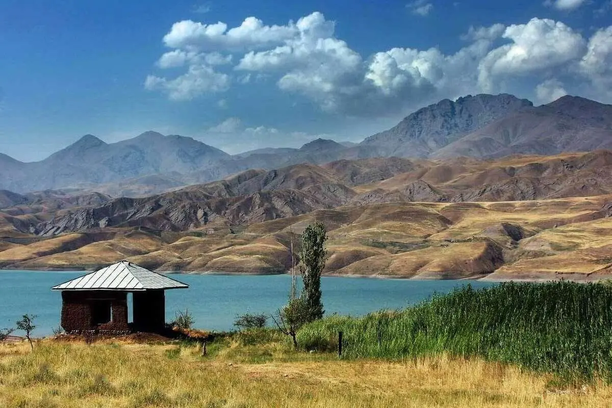 نمایی از طلوع آفتاب بر دریاچه طالقان