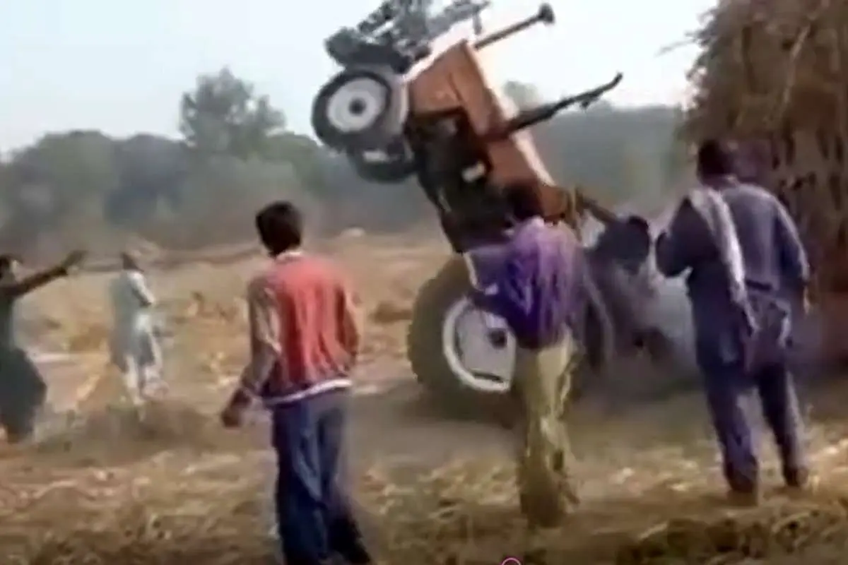 (ویدئو) حادثه عجیب برای یک تراکتور
