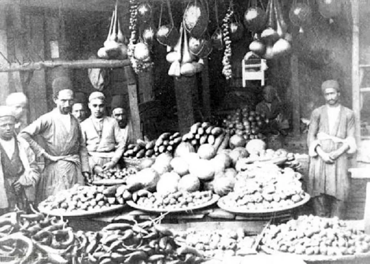 تصاویری نایاب از دوره‌گردان انار فروش در زمان قاجار