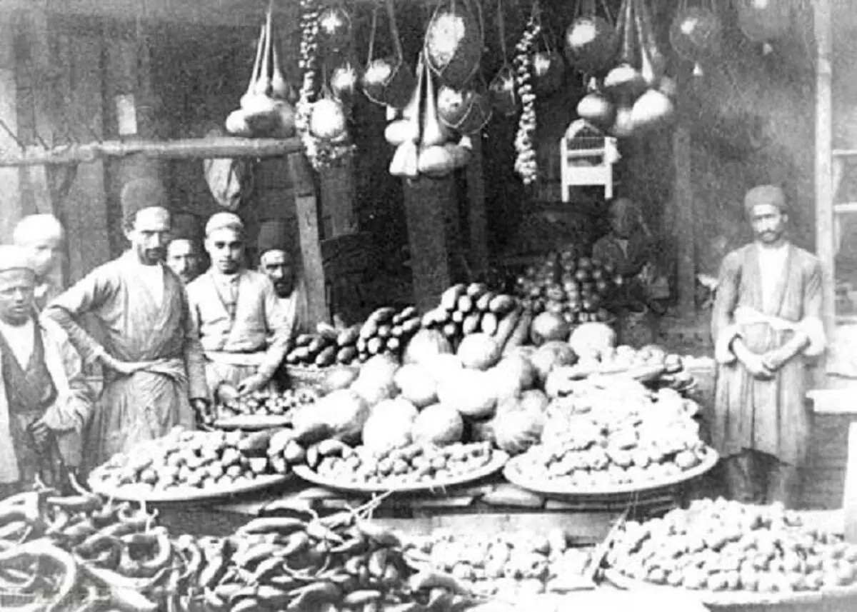 تصاویری نایاب از دوره‌گردان انار فروش در زمان قاجار