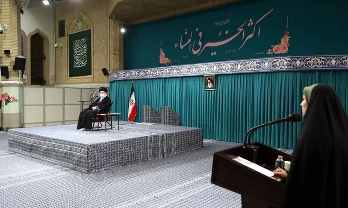 (عکس) نصب حدیث معنادار درباره زنان در محل سخنرانی رهبر انقلاب