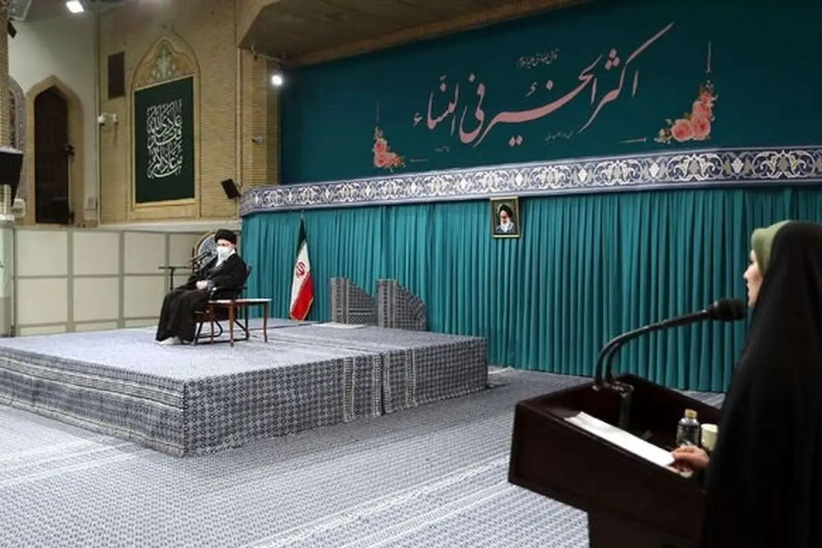 (عکس) نصب حدیث معنادار درباره زنان در محل سخنرانی رهبر انقلاب