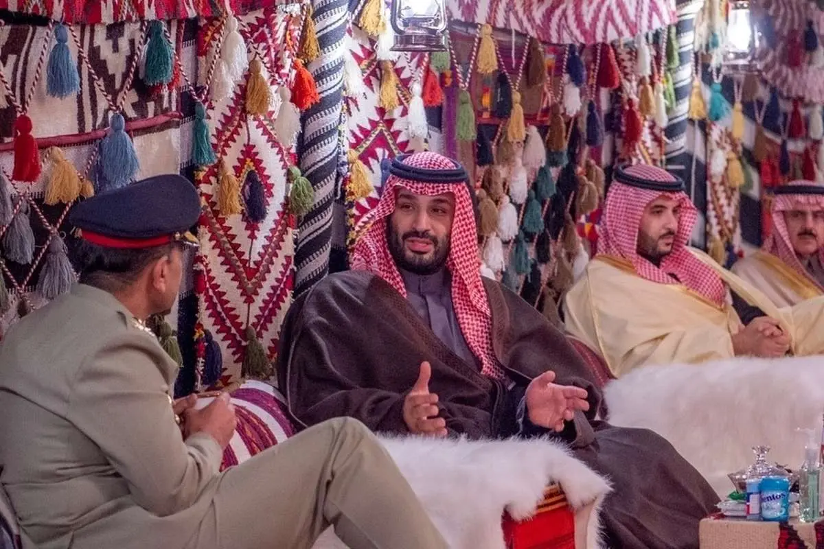 (عکس) میزبانی بن سلمان از فرمانده ارتش پاکستان در چادر صحرایی
