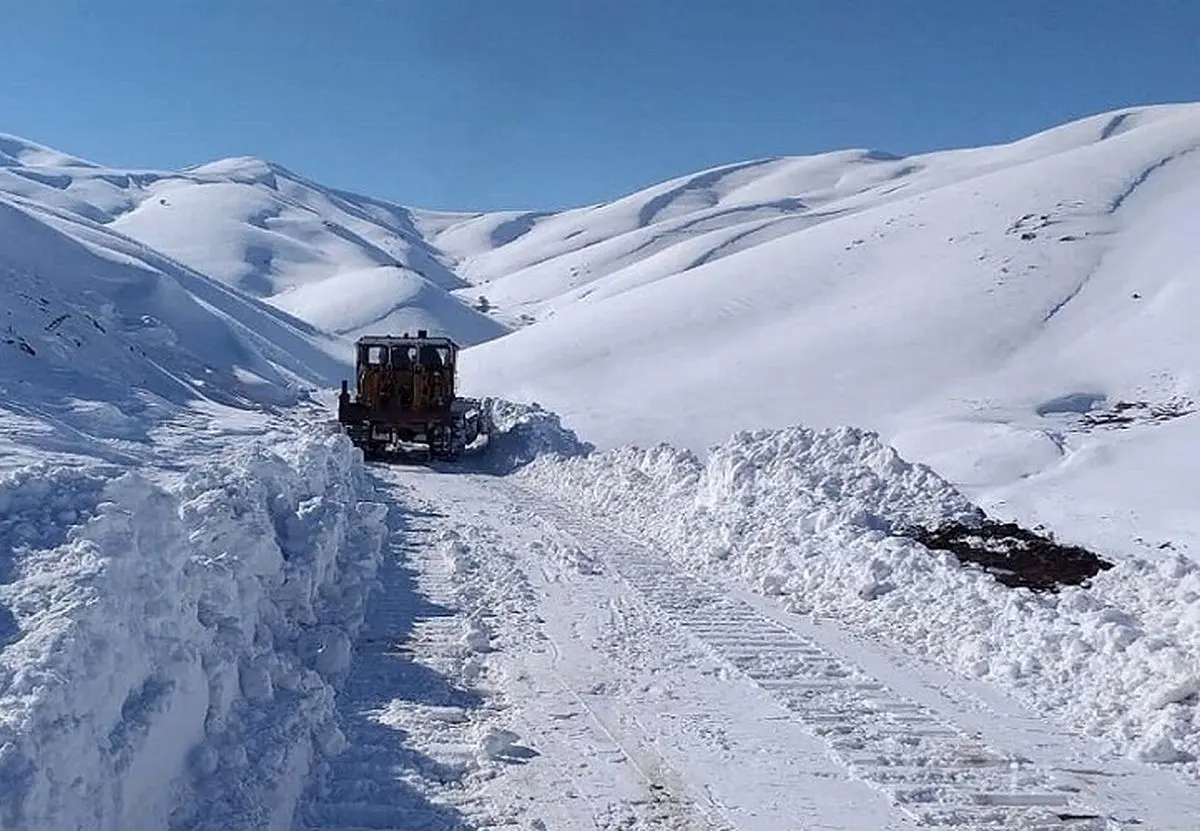 بارش یک متری برف در محور اسالم - خلخال / برف راه‌های روستایی ازنا را مسدود کرد