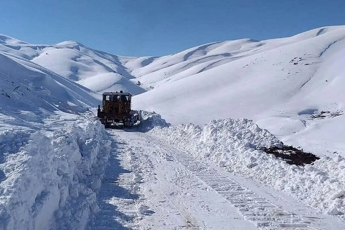 بارش یک متری برف در محور اسالم - خلخال / برف راههای روستایی ازنا را مسدود کرد