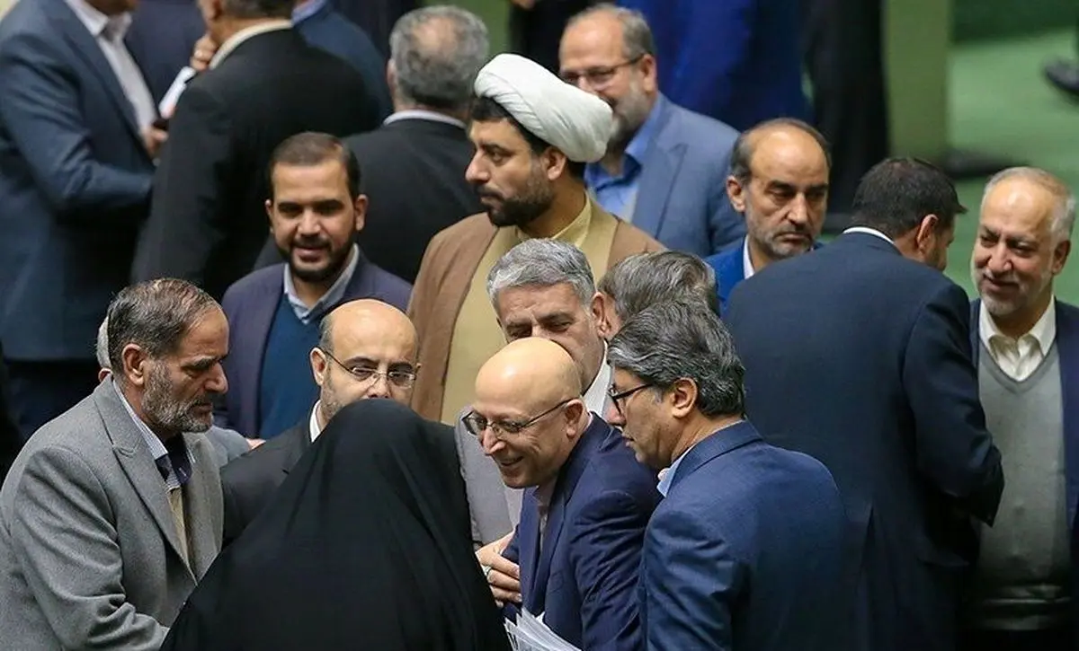 (عکس) چهره وزیر علوم در مجلس پس از فرار از کارت زرد