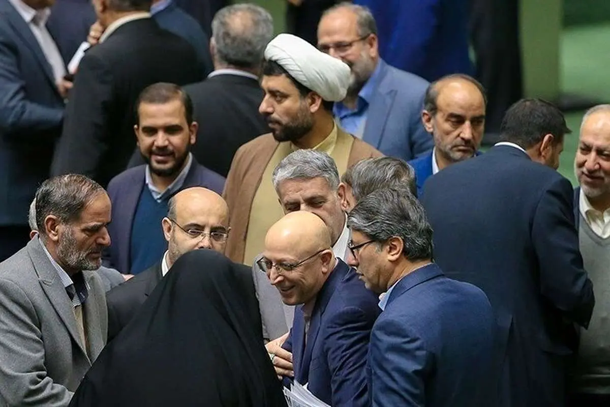 (عکس) چهره وزیر علوم در مجلس پس از فرار از کارت زرد