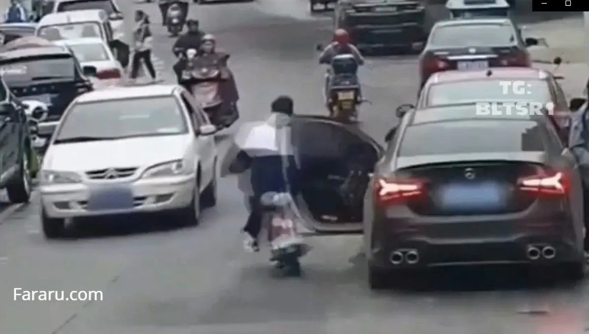 (ویدئو) باز کردن ناگهانی درب خودرو حادثه آفرید