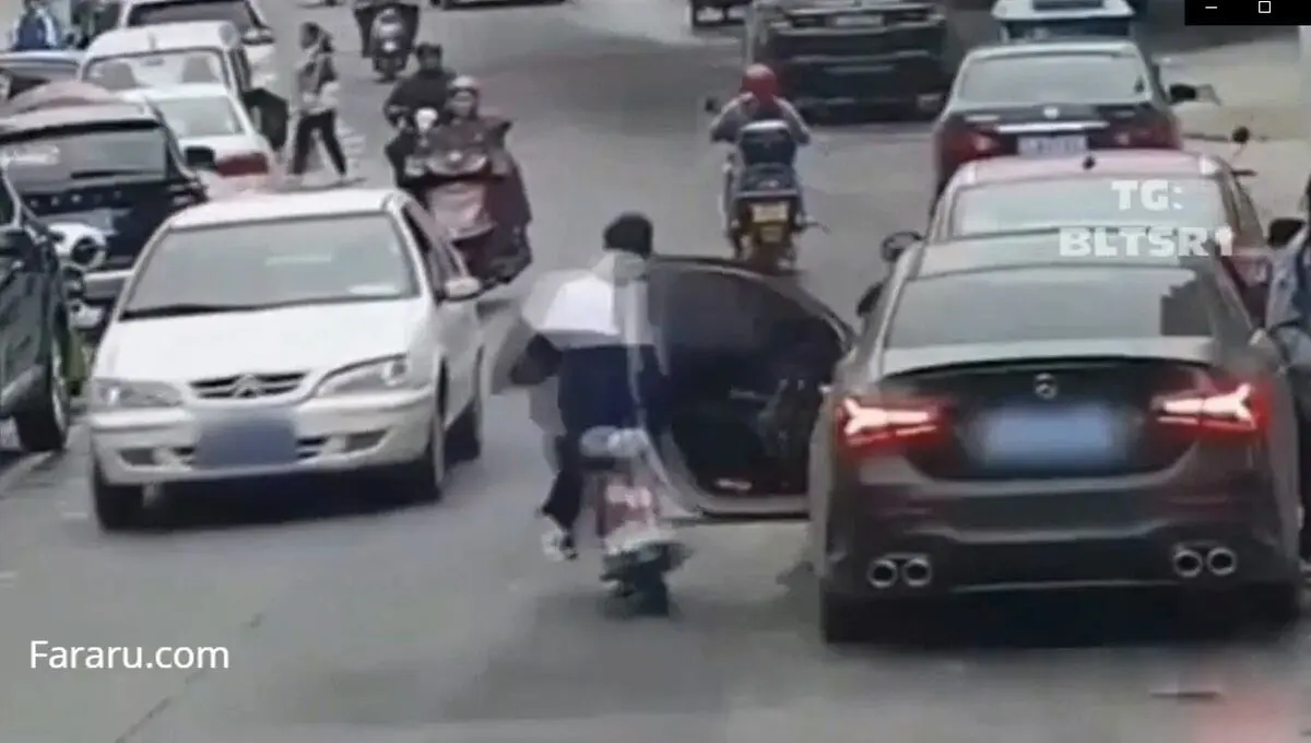 (ویدئو) باز کردن ناگهانی درب خودرو حادثه آفرید