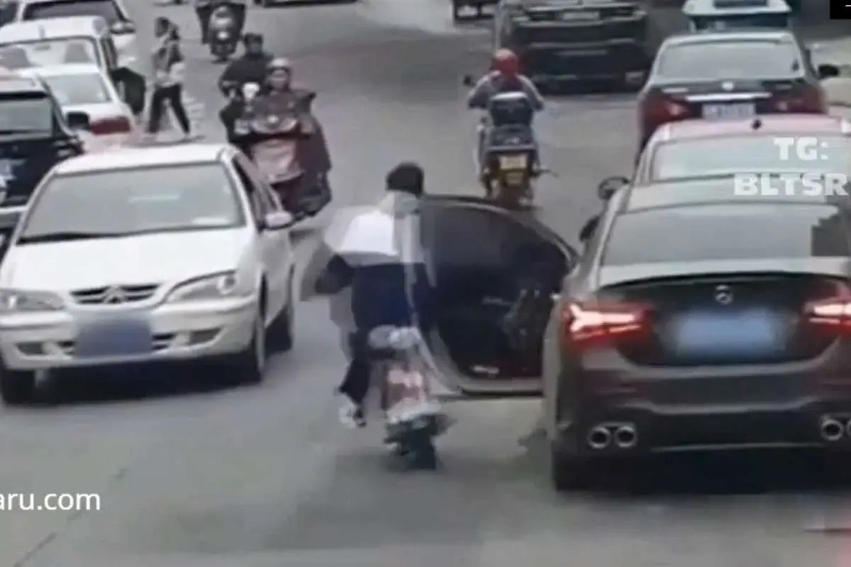 (ویدئو) باز کردن ناگهانی درب خودرو حادثه آفرید