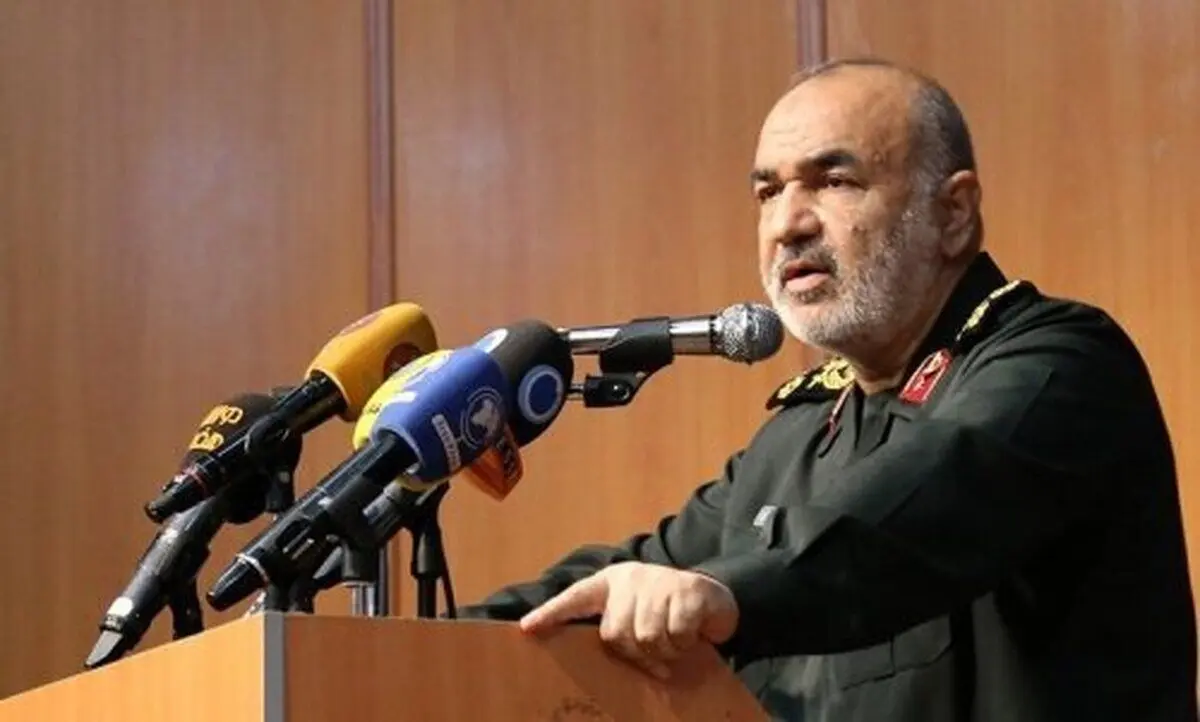 فرمانده کل سپاه: فرانسوی‌ها را به عاقبت سلمان رشدی ارجاع می‌دهم