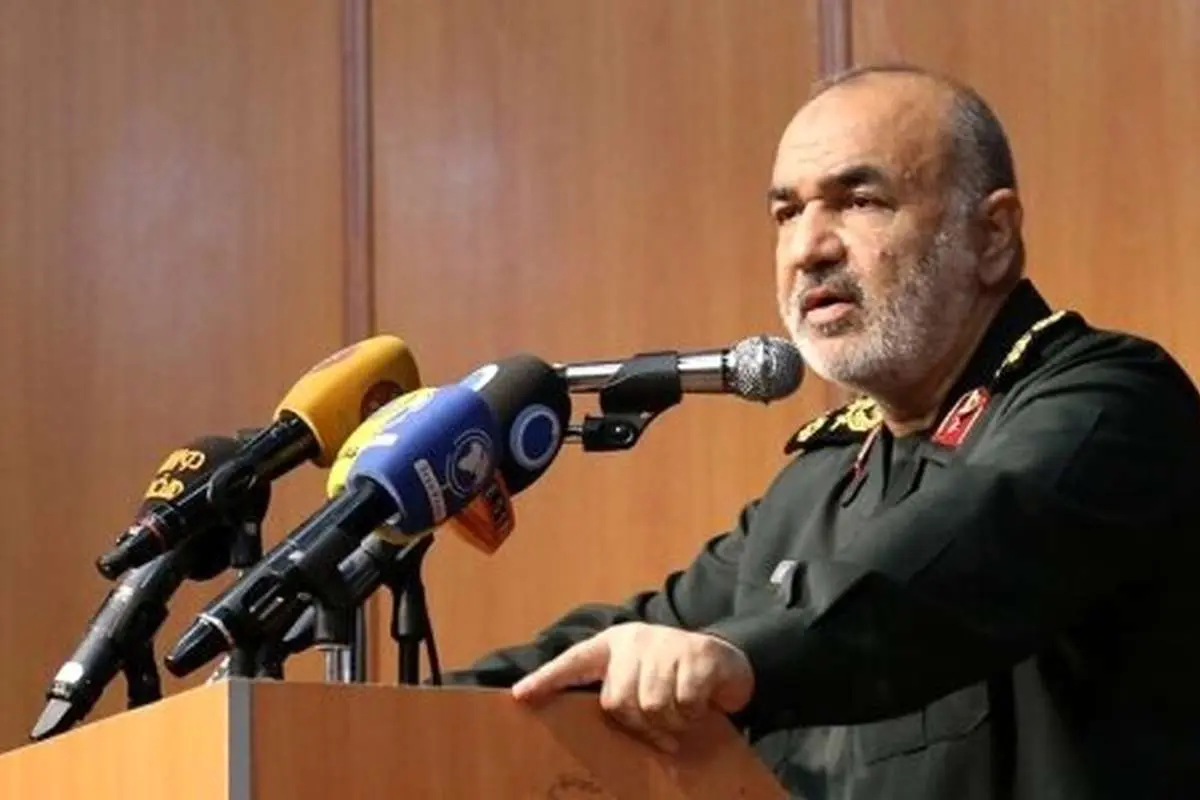 فرمانده کل سپاه: فرانسوی‌ها را به عاقبت سلمان رشدی ارجاع می‌دهم