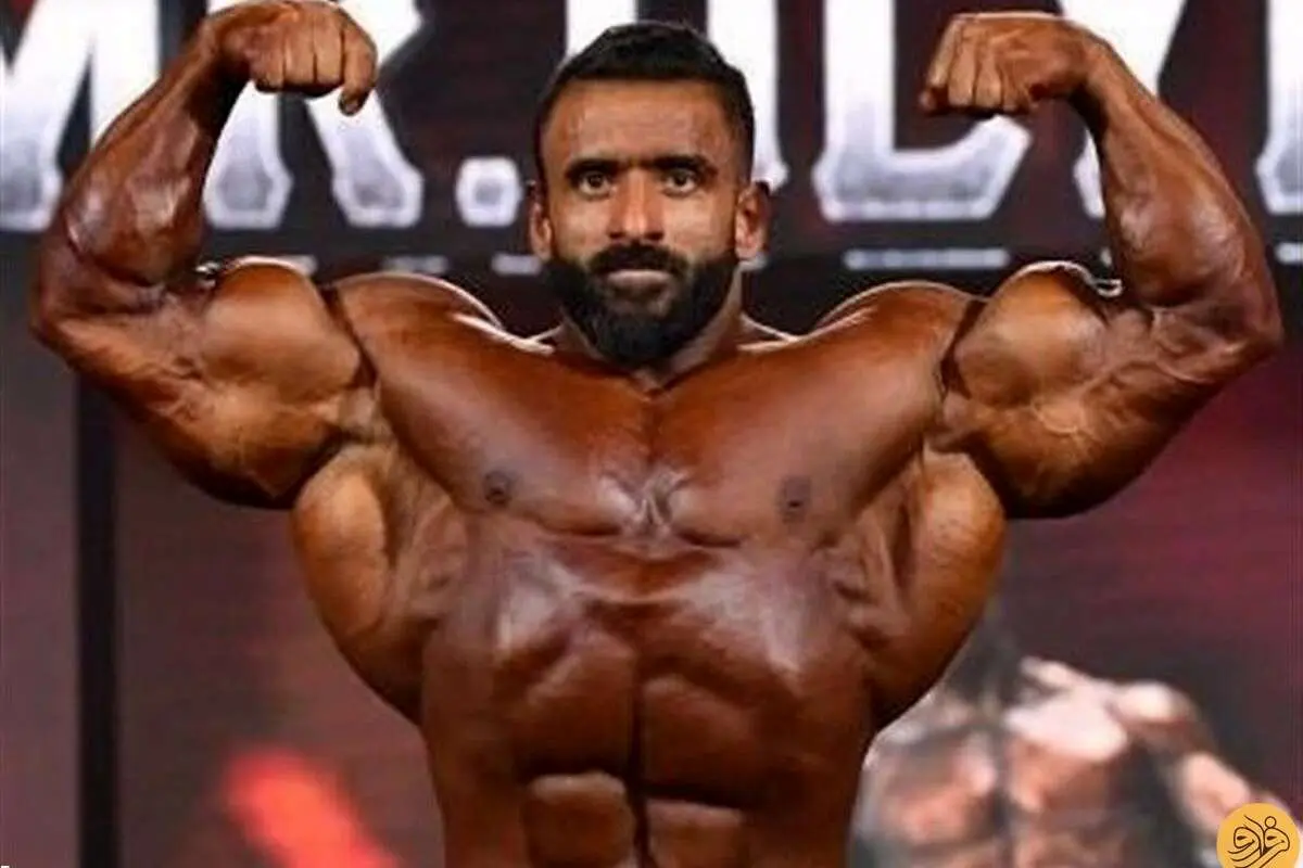 (عکس) تیپ و لباس عجیب هادی چوپان در یک مراسم رسمی