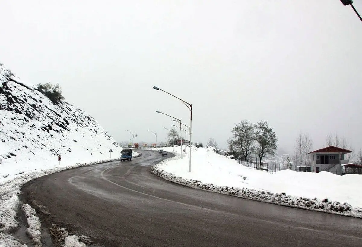 برف و باران در جاده‌های ۱۱ استان کشور/ انسداد ۲۱ جاده و ترافیک پرحجم در ۲ محور