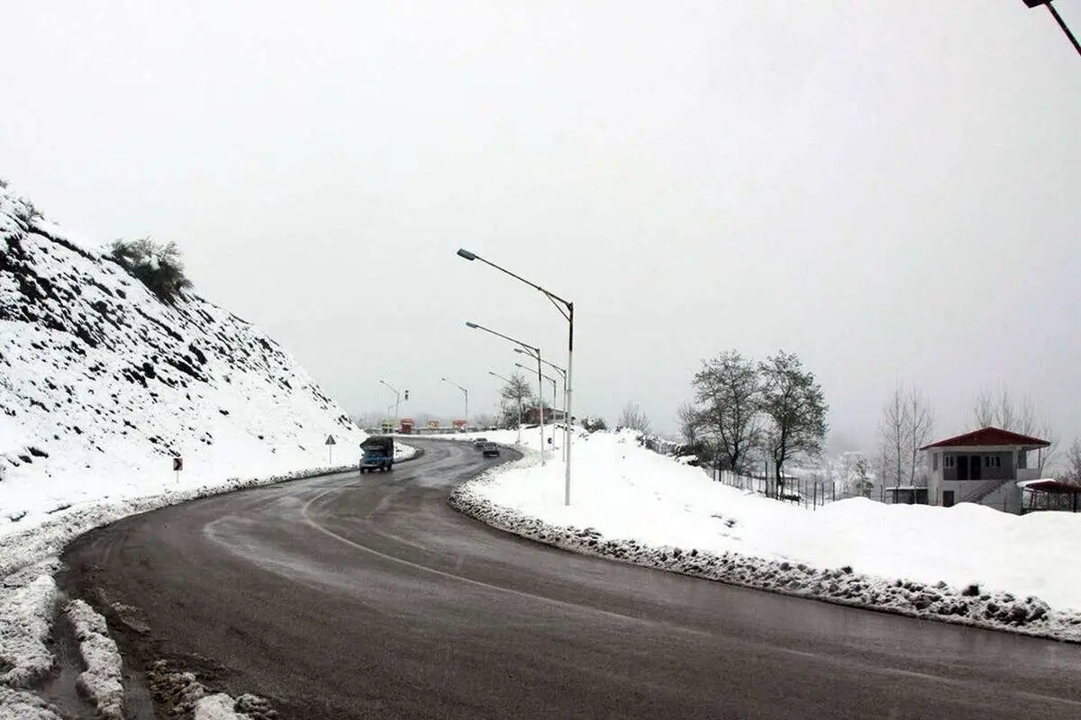 برف و باران در جادههای ۱۱ استان کشور/ انسداد ۲۱ جاده و ترافیک پرحجم در ۲ محور