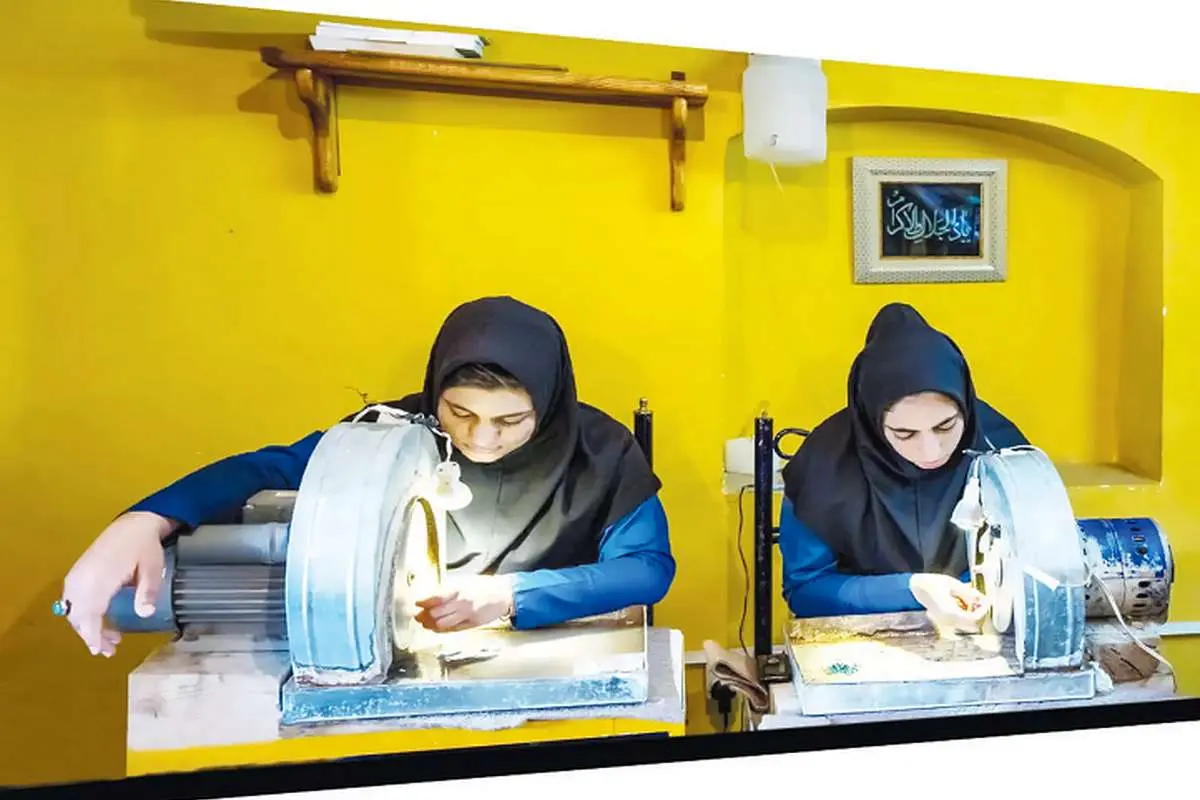 آسیبهای جسمی، جنسی و روحی که زنان کارگر را گرفتار میکند