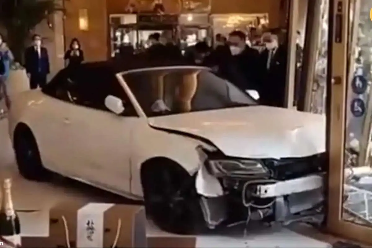 (ویدئو) حمله مرد عصبانی با خودرو به یک هتل