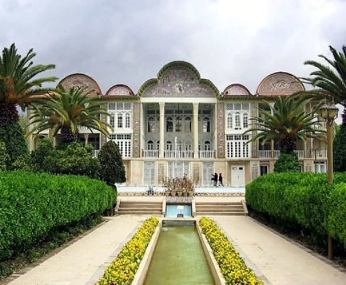 تصویری پربازید؛ روباه تنها در حیاط برفی سفارت ایتالیا
