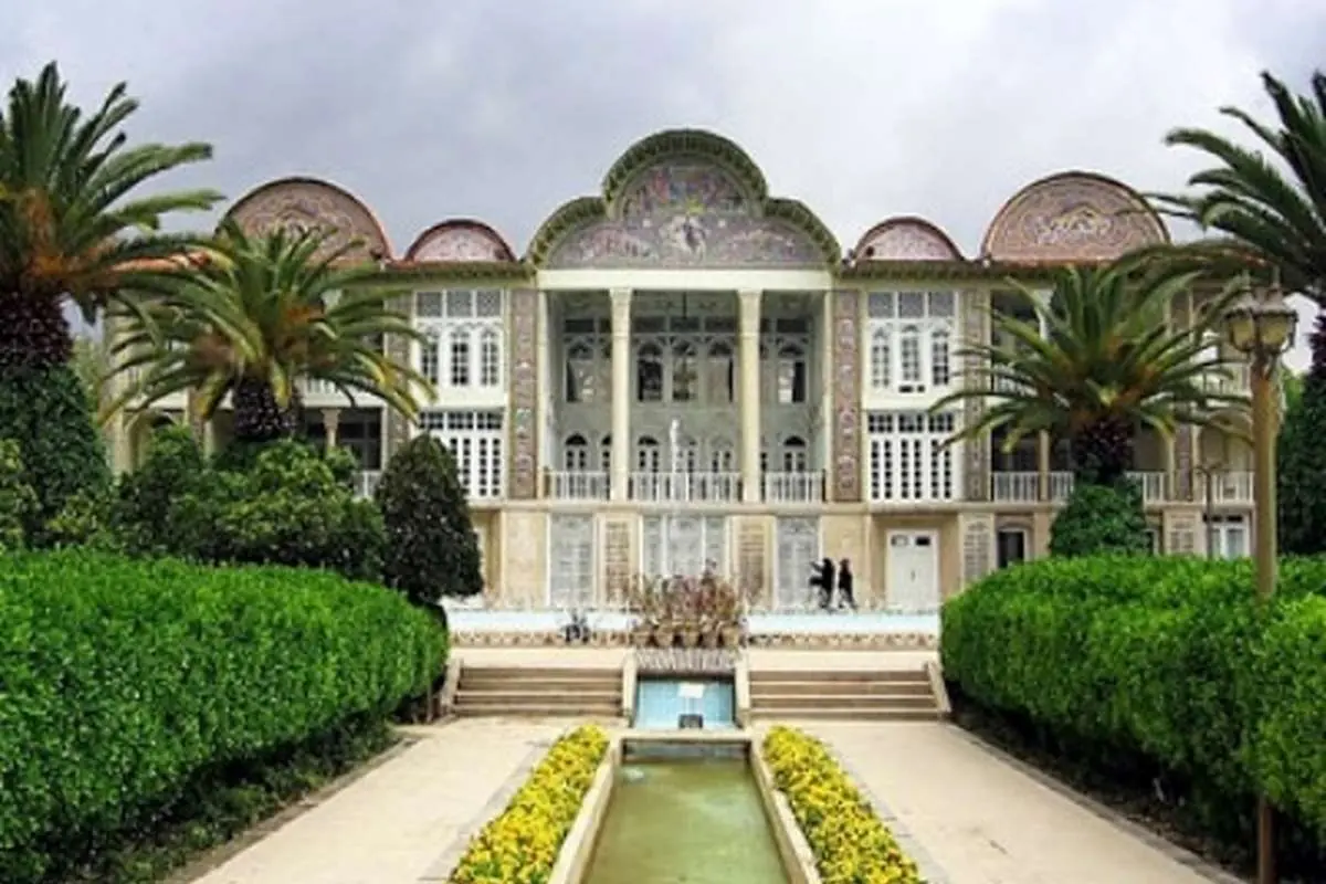 تصویری پربازید؛ روباه تنها در حیاط برفی سفارت ایتالیا