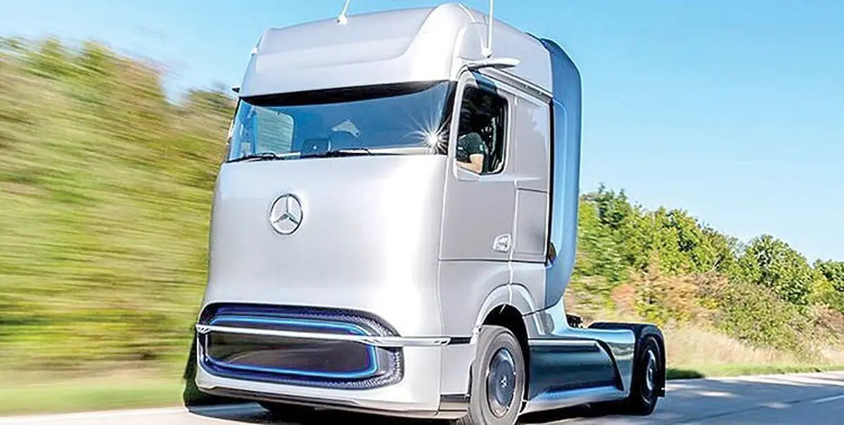 (ویدیو) اشتباه فاحش راننده کامیون و برخورد به سیم برق