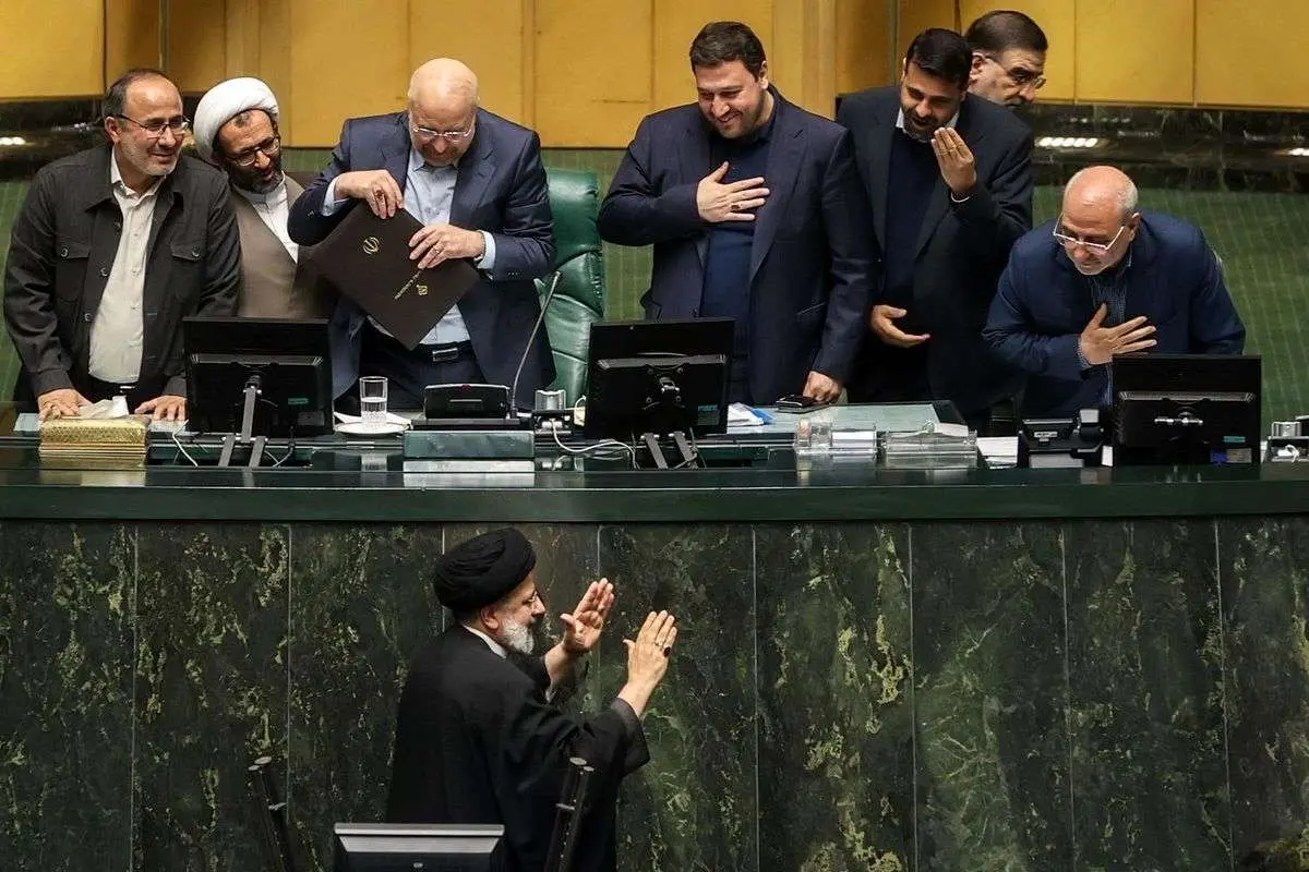 یک بام و دوهوایی دولت در بودجه/ اثر بودجه بر بازار ارز و سرمایه
