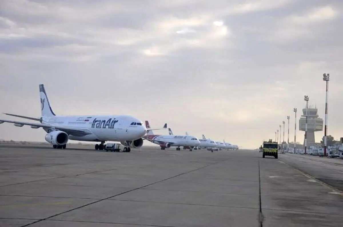 (عکس) نماز خواندن خلبان در کنار هواپیما پیش از پرواز
