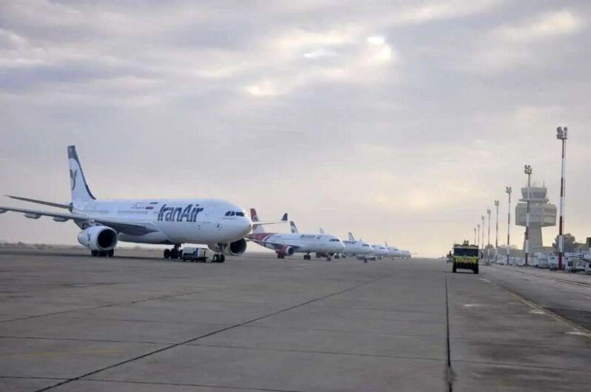 (عکس) نماز خواندن خلبان در کنار هواپیما پیش از پرواز