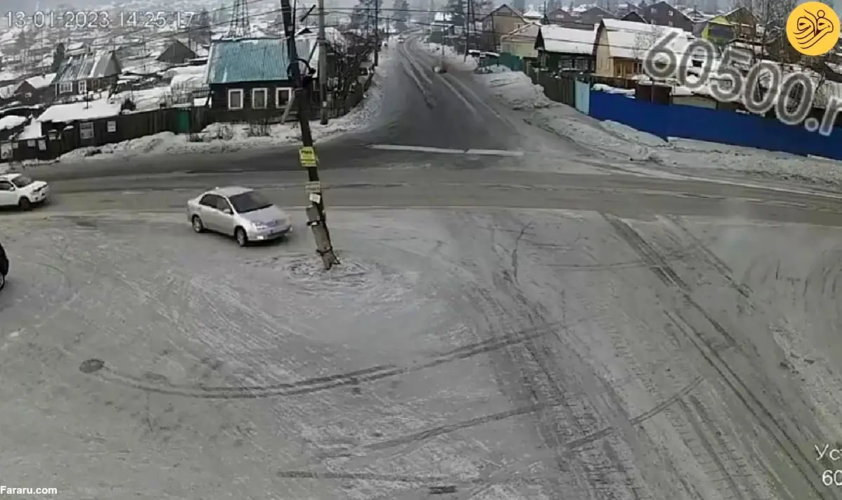 (ویدئو) برخورد یک خودرو با تیر برق!