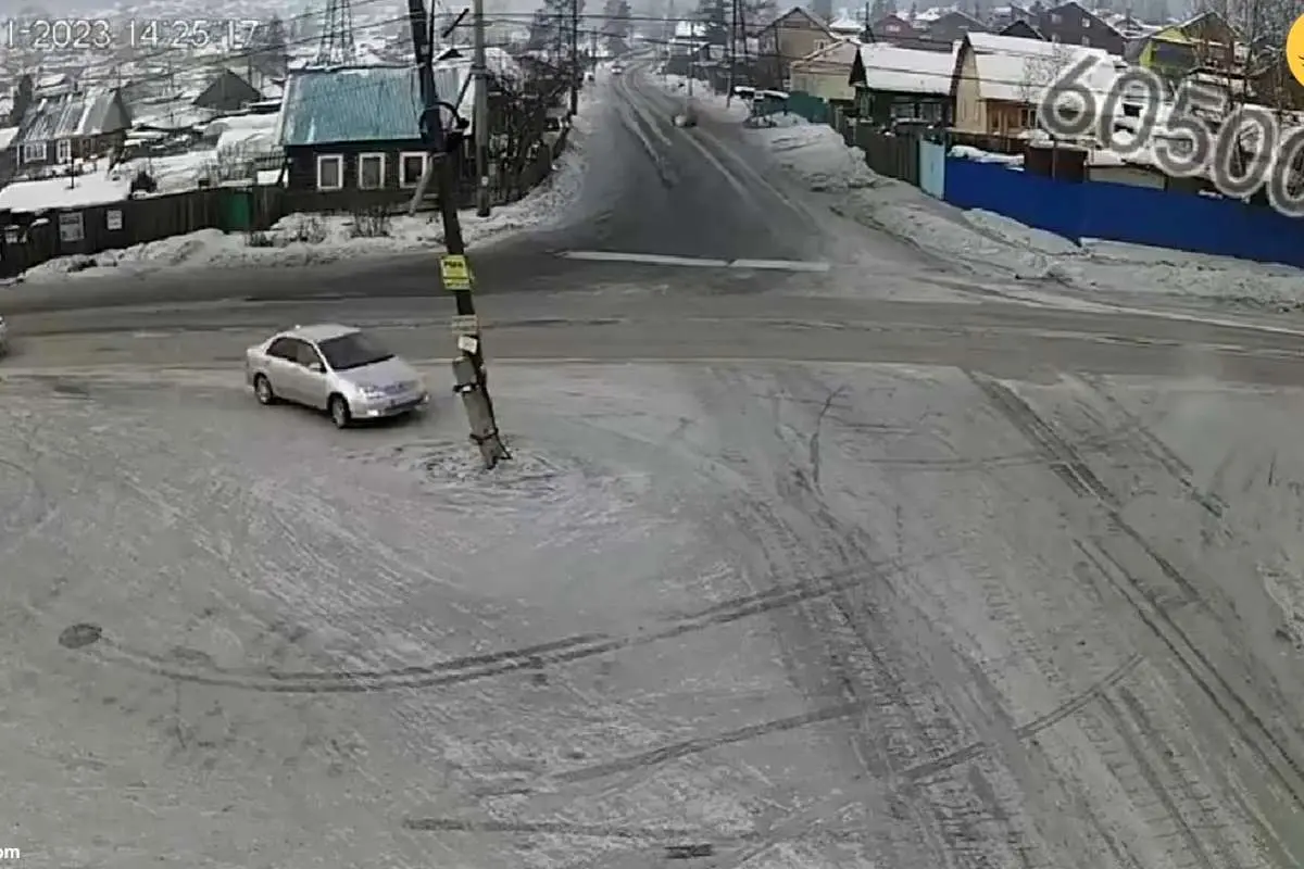 (ویدئو) برخورد یک خودرو با تیر برق!